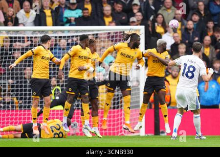 Anton Stach del Leeds United (a destra) segna il secondo gol della squadra durante la partita di Premier League al Molineux Stadium di Wolverhampton. Data foto: Sabato 20 settembre 2025. Foto Stock