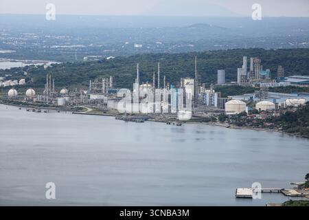 Batangas, Filippine. 20 settembre 2025. Panorama dei siti industriali della baia di Batangas L–R: Himmel Industries Terminals, Peak Fuel Corporation LPG Horton Spheres (vasche a pressione sferica per immagazzinare gas liquefatti pressurizzati), Cemex/APO Cement Terminal, JG Summit olefine complesso petrolchimico (primo e unico impianto di nafta cracker nel paese, impianti di polimeri di polietilene e polipropilene, unità aromatiche e butadiene) collegati a gani marini. Linde gestisce un impianto di produzione di gas industriali in loco che produce azoto e idrogeno per supportare le operazioni di raffineria. Crediti: Kevin Izorce/Alamy Live News Foto Stock