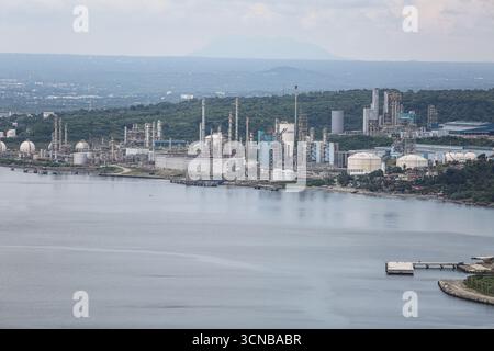 Batangas, Filippine. 20 settembre 2025. Panorama dei siti industriali della baia di Batangas L–R: Sfere Horton GPL di Peak Fuel Corporation (recipienti a pressione sferica per immagazzinare gas liquefatti pressurizzati), terminale cemento Cemex/APO, complesso petrolchimico JG Summit olefine (JGSOC) (il primo e unico impianto di nafta cracker nel paese, impianti di polimeri di polietilene e polipropilene, unità aromatiche e butadiene) collegati a getti marini. Linde Filippine gestisce un impianto di produzione di gas industriali in loco che produce azoto e idrogeno a supporto delle operazioni di raffineria. Crediti: Kevin Izorce/Alamy Live News Foto Stock