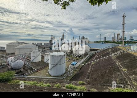 Batangas, Filippine. 20 settembre 2025. L'impianto gas industriali Linde presso il JG Summit olefine complesso petrolchimico a Batangas Bay: Serbatoi cilindrici per stoccaggio liquidi e serbatoio proiettile orizzontale, sfere Horton (recipienti a pressione sferica per immagazzinare gas liquefatti pressurizzati), unità di processo con colonne e pile di distillazione, torre svasata. Linde Filippine gestisce questo impianto in loco che produce azoto e idrogeno per supportare le operazioni petrolchimiche del JG Summit, comprese le prime e uniche unità di cracking della nafta e polimeri a valle del paese. Crediti: Kevin Izorce/Alamy Live News Foto Stock