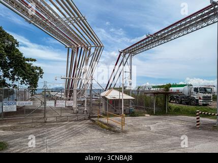 Batangas, regione di Calabarzon, Filippine. 20 settembre 2025. Vista sulla strada degli scaffali di tubazioni sopraelevati a Pinamucan propriamente detto, Batangas City, che collegano direttamente a un molo nella baia di Batangas utilizzato per il trasferimento di carichi liquidi alla rinfusa dalle petroliere alle strutture onshore. I gasdotti a destra conducono ai serbatoi di stoccaggio del carburante per l'aviazione della Total Bulk Corp. (Jet A1), mentre quelli a sinistra si collegano al terminale cisterna chimico di Himmel Industries. Le autocisterne per il carburante contrassegnate con “infiammabile” sono parcheggiate vicino all’installazione. Crediti: Kevin Izorce/Alamy Live News Foto Stock