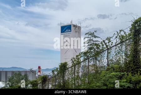 Batangas (Simlong), Filippine. 20 settembre 2025. Vista su strada di una struttura a marchio Linde con logo aziendale e slogan "Making Our World More Productivity", parte del complesso petrolchimico JG Summit, il più grande produttore di poliolefine delle Filippine. Sullo sfondo lontano è visibile un'area industriale rossa e bianca. Crediti: Kevin Izorce/Alamy Live News. Foto Stock