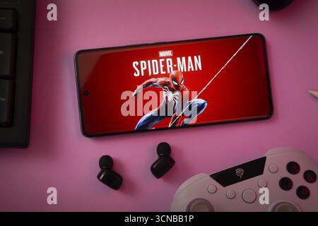 Dhaka, Bangladesh- 13 settembre 2025: Primo piano di un gamepad con l'uomo Ragno della Marvel visto su smartphone Foto Stock