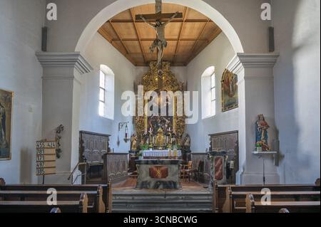 Altare e crocifisso nella cappella dell'ospedale, Heilig Geist Kapelle a Kisslegg, Allgaeu, Baden-Wuerttemberg, Germania Foto Stock