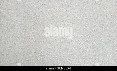 Sfondo bianco testurizzato su parete con delicati riflessi e spazi di copia Foto Stock