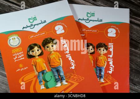 Cairo, Egitto, 4 settembre 2025: Propriamente fondata la lingua araba, libri educativi usati dai bambini delle scuole egiziane, apprendimento, insegnamento nascondiglio Foto Stock