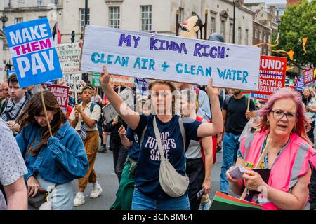 Londra, Regno Unito. 20 settembre 2025. Farli pagare dimostrazione, organizzata da Global Justice Now, a Londra. Credono che “i miliardari hanno rotto la Gran Bretagna” e chiedono di “farli pagare per ripararla” e di “tassare i super-ricchi”. La marcia e il raduno fanno parte di una settimana globale di azione sulla giustizia climatica indetta da coalizioni tra cui la giustizia climatica della domanda e sostenuta da importanti organizzazioni di campagna e sindacati. Crediti: Guy Bell/Alamy Live News Foto Stock