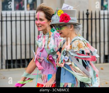 Londra, Regno Unito. 20 settembre 2025. Farli pagare dimostrazione, organizzata da Global Justice Now, a Londra. Credono che “i miliardari hanno rotto la Gran Bretagna” e chiedono di “farli pagare per ripararla” e di “tassare i super-ricchi”. La marcia e il raduno fanno parte di una settimana globale di azione sulla giustizia climatica indetta da coalizioni tra cui la giustizia climatica della domanda e sostenuta da importanti organizzazioni di campagna e sindacati. Crediti: Guy Bell/Alamy Live News Foto Stock
