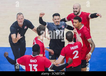 Pasay City, Filippine. 20 settembre 2025. I giocatori del Canada celebrano il punteggio ottenuto durante il round dei 16 match tra Polonia e Canada al FIVB Men's World Championship 2025 a Pasay City, nelle Filippine, il 20 settembre 2025. Crediti: Rouelle Umali/Xinhua/Alamy Live News Foto Stock