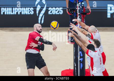 Pasay City, Filippine. 20 settembre 2025. Nicholas Hoag (L) del Canada gareggia durante il round di 16 match tra Polonia e Canada al FIVB Men's World Championship 2025 a Pasay City, nelle Filippine, il 20 settembre 2025. Crediti: Rouelle Umali/Xinhua/Alamy Live News Foto Stock