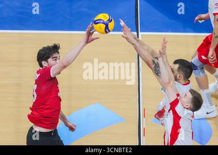 Pasay City, Filippine. 20 settembre 2025. Il canadese Fynnian Lionel McCarthy (L) gareggia nel round of 16 match tra Polonia e Canada al FIVB Men's World Championship 2025 a Pasay City, nelle Filippine, il 20 settembre 2025. Crediti: Rouelle Umali/Xinhua/Alamy Live News Foto Stock