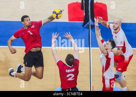 Pasay City, Filippine. 20 settembre 2025. Daenan Gyimah (1st L) del Canada gareggia durante il round dei 16 match tra Polonia e Canada al FIVB Men's World Championship 2025 a Pasay City, nelle Filippine, il 20 settembre 2025. Crediti: Rouelle Umali/Xinhua/Alamy Live News Foto Stock