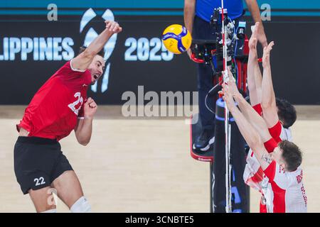 Pasay City, Filippine. 20 settembre 2025. Isaac Heslinga (L) del Canada ha battuto la palla durante il round dei 16 match tra Polonia e Canada al FIVB Men's World Championship 2025 a Pasay City, nelle Filippine, il 20 settembre 2025. Crediti: Rouelle Umali/Xinhua/Alamy Live News Foto Stock