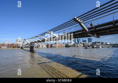 Londra, Regno Unito. Il Tamigi e la città di Londra sono visibili da sotto il Millennium Bridge sulla South Bank. Foto Stock