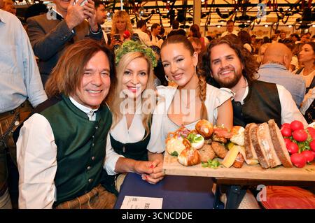 Jürgen Drews, Joelina Drews, Ramona Drews e Adrian Louis bei der Eröffnung vom 190. Oktoberfest 2025 im Schottenhamel Festzelt. München, 20.09.2025 Foto Stock
