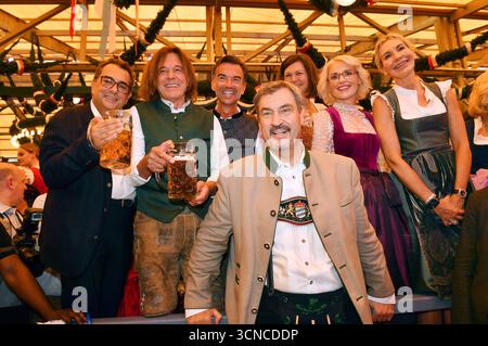 Stavros Kostantinidis, Jürgen Drews, Florian Silbereisen , Markus Söder, Ilse Aigner, Tanja May und Saskia Greipl bei der Eröffnung vom 190. Oktoberfest 2025 im Schottenhamel Festzelt. München, 20.09.2025 Foto Stock