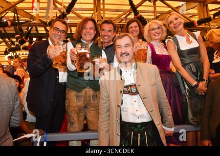 Stavros Kostantinidis, Jürgen Drews, Florian Silbereisen , Markus Söder, Ilse Aigner, Tanja May und Saskia Greipl bei der Eröffnung vom 190. Oktoberfest 2025 im Schottenhamel Festzelt. München, 20.09.2025 Foto Stock