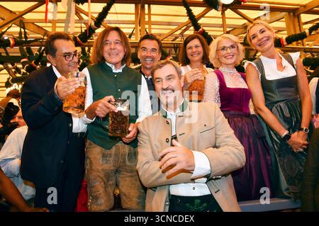 Stavros Kostantinidis, Jürgen Drews, Florian Silbereisen , Markus Söder, Ilse Aigner, Tanja May und Saskia Greipl bei der Eröffnung vom 190. Oktoberfest 2025 im Schottenhamel Festzelt. München, 20.09.2025 Foto Stock
