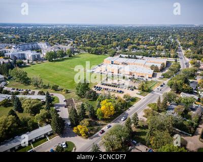 Vista aerea del Brevoort Park a Saskatoon, Saskatchewan, con case residenziali, scuole e parchi locali. Foto Stock