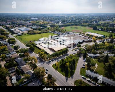 Vista aerea del Brevoort Park a Saskatoon, Saskatchewan, con case residenziali, scuole e parchi locali. Foto Stock