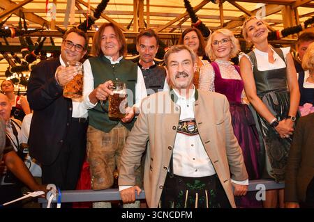 Stavros Kostantinidis, Jürgen Drews, Florian Silbereisen , Markus Söder, Ilse Aigner, Tanja May und Saskia Greipl bei der Eröffnung vom 190. Oktoberfest 2025 im Schottenhamel Festzelt. München, 20.09.2025 Foto Stock