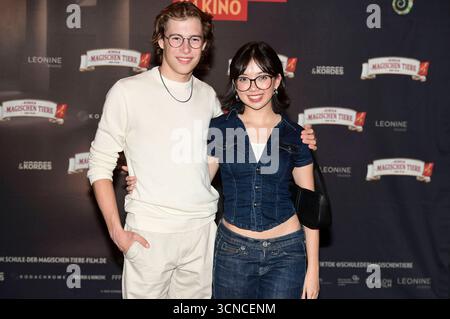 Thilo Fridolin Matthes und Purnima Grätz bei der Premiere des Kinofilms Die Schule der magischen Tiere 4 im Astor Grand Cinema. Hannover, 20.09.2025 *** Thilo Fridolin Matthes e Purnima Grätz alla prima del film Die Schule der magischen Tiere 4 al Grand Cinema Astor Hannover, 20 09 2025 foto:Xn.xHeuselx/xFuturexImagex tiere hannover 5918 Foto Stock