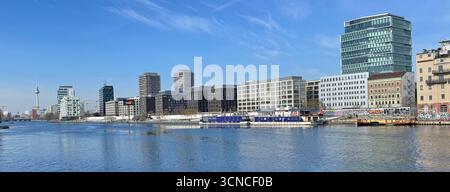 Berlino, Germania - 20 febbraio 2025: Skyline di Berlino contro un cielo parzialmente nuvoloso. Foto Stock