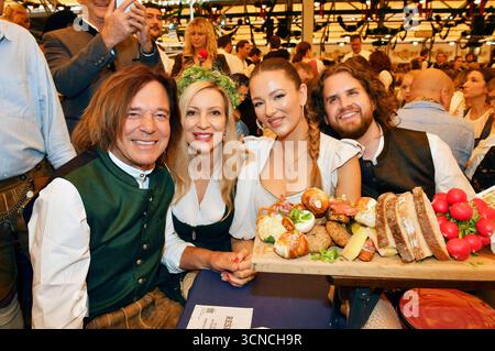 Jürgen Drews, Joelina Drews, Ramona Drews e Adrian Louis bei der Eröffnung vom 190. Oktoberfest 2025 im Schottenhamel Festzelt. München, 20.09.2025 *** Jürgen Drews, Joelina Drews, Ramona Drews e Adrian Louis all'apertura dell'Oktoberfest 190 2025 nella tenda Schottenhamel di Monaco, 20 09 2025 foto:XB.xInsingerx/xFuturexImagex wiesnanstich 5921 Foto Stock