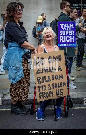Il 20 settembre 2025, i manifestanti hanno marciato attraverso il centro di Londra sotto la bandiera "falli pagare". La manifestazione iniziò a Portland Place e si concluse a Whitehall, con i partecipanti che chiedevano che i miliardari e i super ricchi fossero tassati più pesantemente o aboliti del tutto. I manifestanti portavano cartelli, slogan cantati e chiedevano una più equa ridistribuzione della ricchezza. Foto Stock