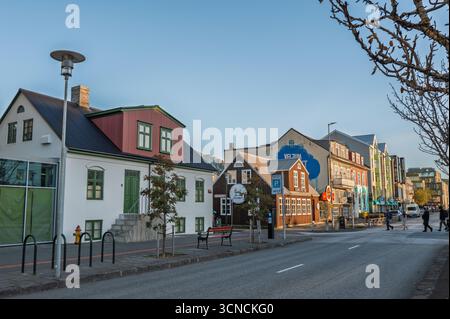 Edifici colorati e vita di strada a Laugavegur, la principale via dello shopping nel cuore del centro di Reykjavík, Islanda. Foto Stock
