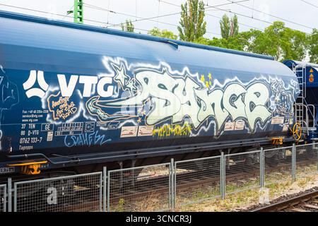 Carro cisterna blu vivace rivestito di audaci graffiti Foto Stock