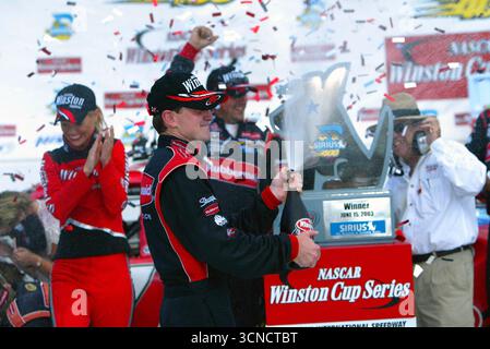 Kurt Busch vince per la terza volta quest'anno al Michigan International Speedway, vincendo la gara Sirius 400 NASCAR Winston Cup nella festa del papà. Foto Stock