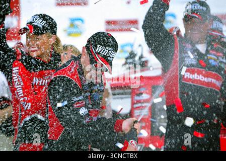 Kurt Busch vince per la terza volta quest'anno al Michigan International Speedway, vincendo la gara Sirius 400 NASCAR Winston Cup nella festa del papà. Foto Stock