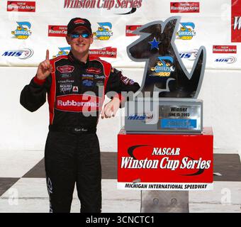 Kurt Busch vince per la terza volta quest'anno al Michigan International Speedway, vincendo la gara Sirius 400 NASCAR Winston Cup nella festa del papà. Foto Stock
