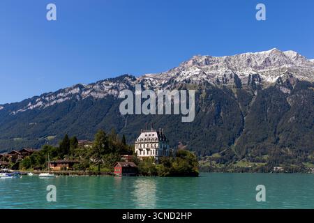 Castello di Seeburg a Iseltwald sul lago di Brienz con montagne sullo sfondo, svizzera Foto Stock