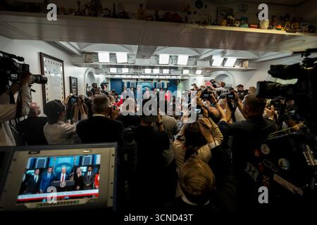 Il presidente Donald Trump tiene una conferenza stampa sul crimine alla Casa Bianca di Washington, D.C., circondata da consiglieri e funzionari. Ha annunciato il controllo federale del Metropolitan Police Department e il dispiegamento di 800 soldati della Guardia Nazionale. 11 agosto 2025. Per gentile concessione della Casa Bianca. Foto Stock