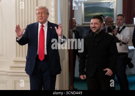 Il presidente Donald Trump saluta il presidente ucraino Volodymyr Zelenskyy alla Casa Bianca di Washington, D.C., durante il vertice multilaterale sull'Ucraina. 18 agosto 2025. Per gentile concessione della Casa Bianca. Foto Stock