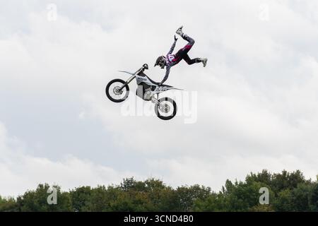 20 settembre 2025. Newbury, Berkshire, Inghilterra, Regno Unito. L'annuale Newbury Show si svolse durante il fine settimana. Questo popolare evento include gare di bestiame e agricoltura, eventi in arena, mostre e negozi e attira migliaia di visitatori. Nella foto: Il team BoldDog FMX Motorbike display si esibisce nell'arena principale. Foto Stock
