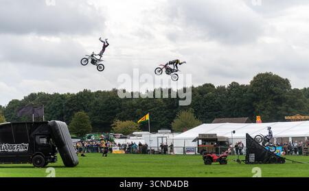 20 settembre 2025. Newbury, Berkshire, Inghilterra, Regno Unito. L'annuale Newbury Show si svolse durante il fine settimana. Questo popolare evento include gare di bestiame e agricoltura, eventi in arena, mostre e negozi e attira migliaia di visitatori. Nella foto: Il team BoldDog FMX Motorbike display si esibisce nell'arena principale. Foto Stock
