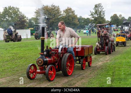20 settembre 2025. Newbury, Berkshire, Inghilterra, Regno Unito. L'annuale Newbury Show si svolse durante il fine settimana. Questo popolare evento include gare di bestiame e agricoltura, eventi in arena, mostre e negozi e attira migliaia di visitatori. Immagine: Visualizzazione di motori a vapore e motori di trazione in miniatura nell'arena Foto Stock