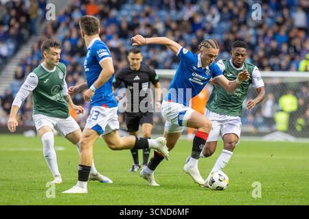 Glasgow, Regno Unito. 20 settembre 2025. I Rangers FC hanno giocato l'Hibernian FC allo stadio Ibrox di Glasgow, in Scozia, in una partita della Premier Sports Cup. Il punteggio finale è stato Rangers 2-0 Hibernian. Thelo Aasgaard (R11) sfugge Miguel Chaiwa (H14) credito: Findlay/Alamy Live News Foto Stock