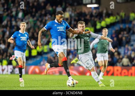 Glasgow, Regno Unito. 20 settembre 2025. I Rangers FC hanno giocato l'Hibernian FC allo stadio Ibrox di Glasgow, in Scozia, in una partita della Premier Sports Cup. Il punteggio finale è stato Rangers 2-0 Hibernian. Youssef Chermiti (R9) batte la difesa iberniana. Crediti: Findlay/Alamy Live News Foto Stock
