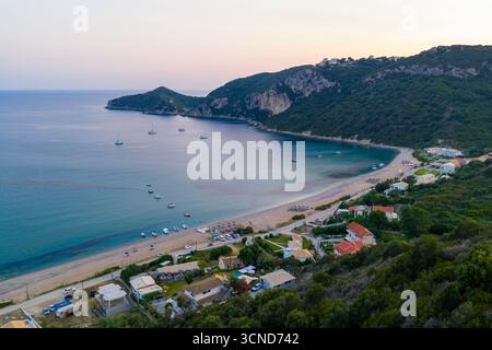 Vista aerea della spiaggia di Agios Georgios Pagon a Corfù, Grecia al crepuscolo Foto Stock