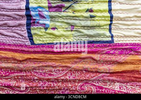 sfondo in tessuto - superficie ruvida di tessuto patchwork di seta pieghettato primo piano Foto Stock