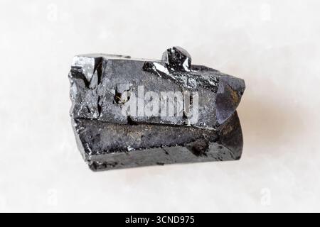 Assaggio di minerale di ilvaite grezza su sfondo di marmo bianco da vicino a Dalnegorsk, Primorye, Russia Foto Stock
