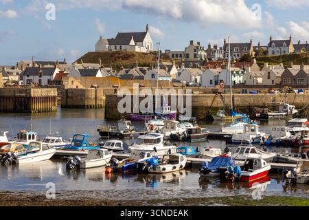 Una vista del tranquillo e pittoresco porto di Findochty, uno storico villaggio di pescatori sulla costa di Moray Firth. Foto Stock