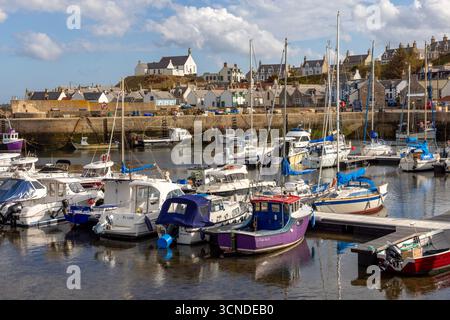 Una vista del tranquillo e pittoresco porto di Findochty, uno storico villaggio di pescatori sulla costa di Moray Firth. Foto Stock