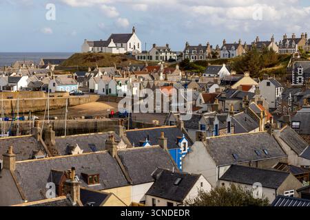 Una vista del tranquillo e pittoresco porto di Findochty, uno storico villaggio di pescatori sulla costa di Moray Firth. Foto Stock