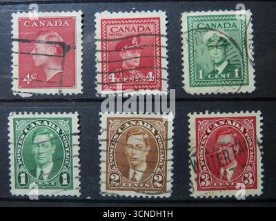 Leopoli, Ucraina, 18 luglio 2015 collezione di francobolli canadesi vintage espone Re del periodo classico, mostrando condizioni d'uso e uni Foto Stock