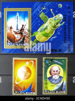 Leopoli, Ucraina, 25 gennaio 2014 francobolli collezionabili dalla Corea del Nord Esplora il tema dello spazio, con razzi e astronauti dai colori vivaci Foto Stock